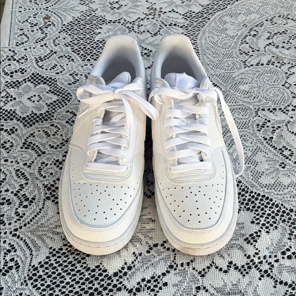 Nike Women’s White Low-Top Sneakers - Picture 3 of 3